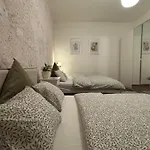 2Bdr Pretty Apartment In The Local Area Of Prague